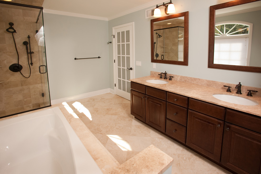 Idées déco pour une salle de bain principale classique de taille moyenne avec un placard avec porte à panneau surélevé, des portes de placard blanches, un sol en marbre et un plan de toilette en marbre.