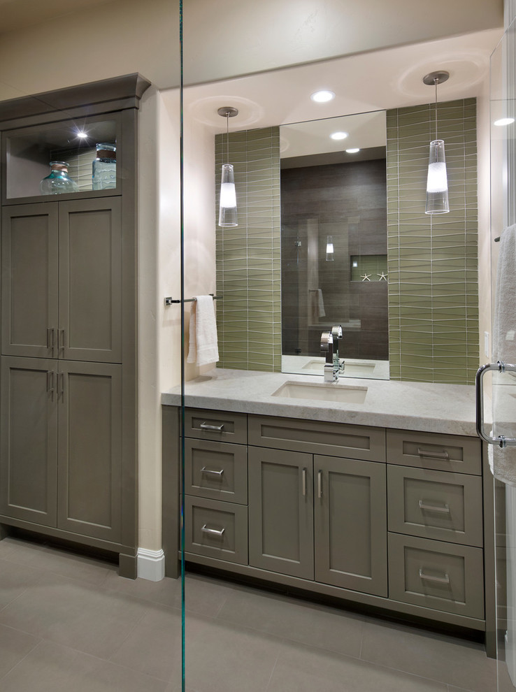 На фото: главная ванная комната в современном стиле с серыми фасадами, врезной раковиной, фасадами с утопленной филенкой и зеленой плиткой