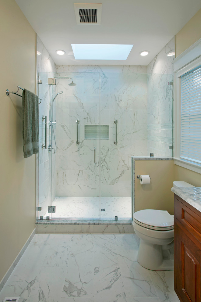 Idee per una stanza da bagno padronale tradizionale con ante con bugna sagomata, ante in legno scuro, top in marmo, doccia doppia, piastrelle bianche, piastrelle in pietra e pavimento in marmo