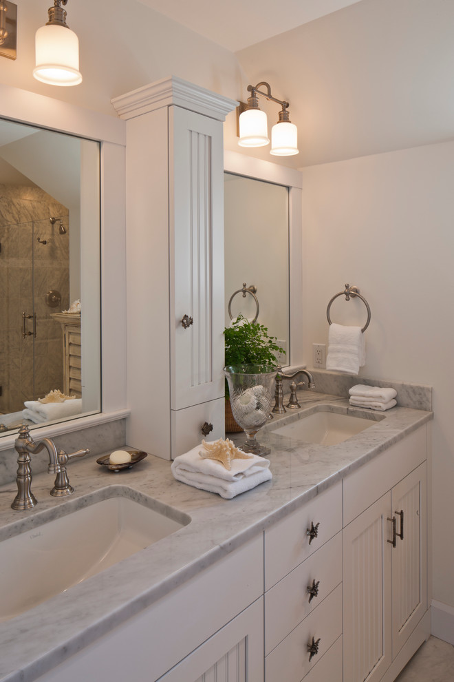 Exempel på ett mellanstort klassiskt badrum, med luckor med infälld panel, vita skåp, en dusch i en alkov, grå kakel, marmorkakel, vita väggar, marmorgolv, ett undermonterad handfat, marmorbänkskiva, grått golv och dusch med gångjärnsdörr