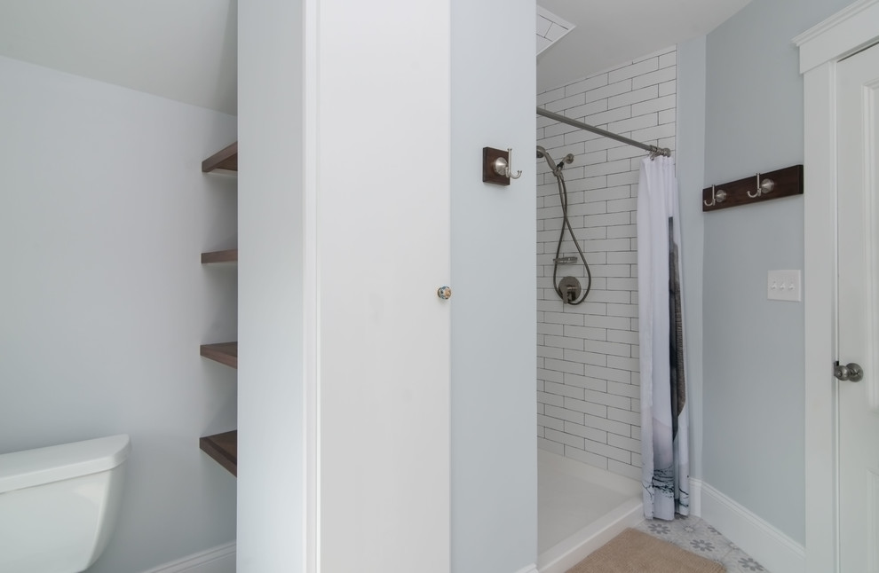 На фото: большая детская ванная комната в стиле кантри с белой плиткой и полом из керамической плитки