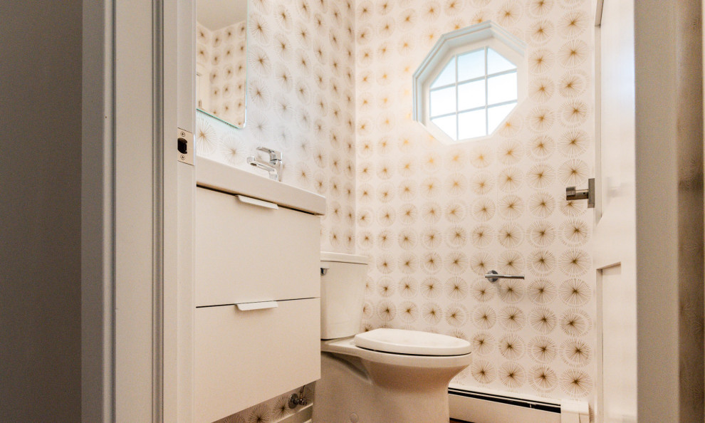 Inspiration för ett litet retro vit vitt badrum med dusch, med släta luckor, vita skåp, en toalettstol med separat cisternkåpa, flerfärgade väggar, klinkergolv i porslin, ett integrerad handfat, bänkskiva i akrylsten och grått golv