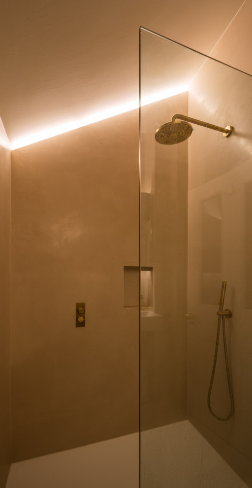 Idee per una stanza da bagno per bambini moderna di medie dimensioni con doccia aperta, pareti rosa, pavimento con piastrelle in ceramica e doccia aperta