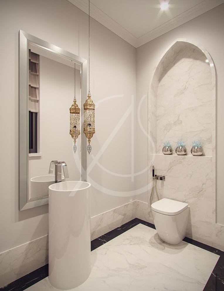 Inspiration för ett funkis vit vitt badrum med dusch, med en toalettstol med hel cisternkåpa, vit kakel, marmorkakel, vita väggar, marmorgolv, ett fristående handfat och vitt golv