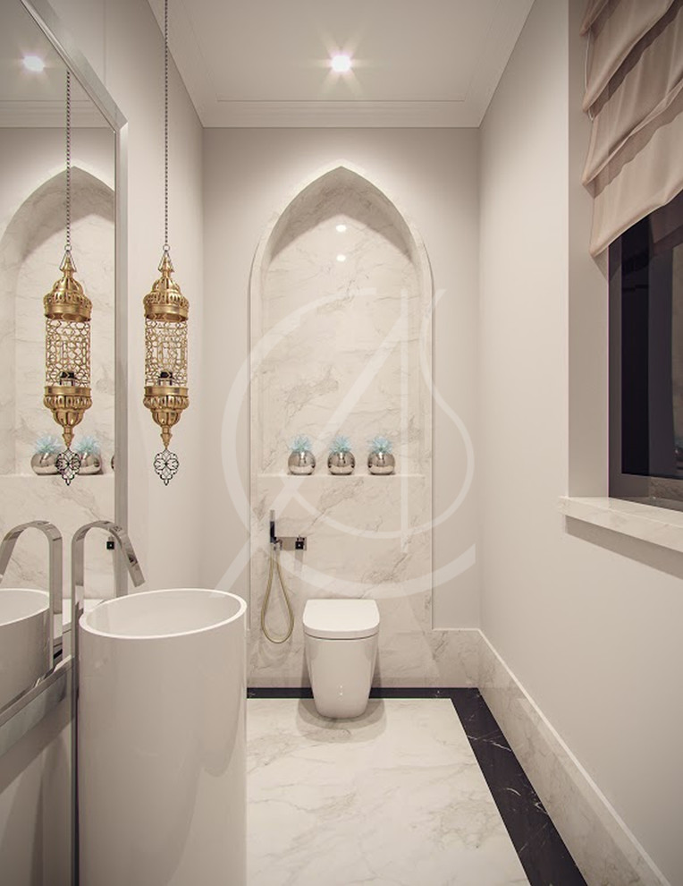Bild på ett funkis vit vitt badrum med dusch, med en toalettstol med hel cisternkåpa, vit kakel, marmorkakel, vita väggar, marmorgolv, ett fristående handfat och vitt golv