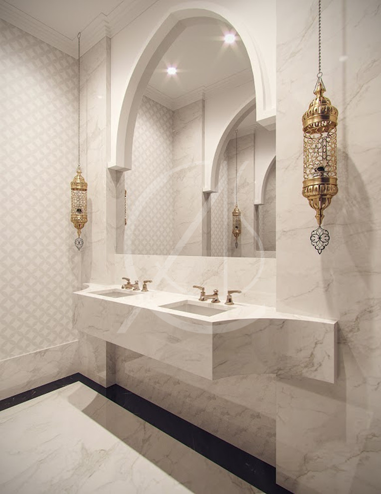 Exempel på ett modernt vit vitt badrum med dusch, med en toalettstol med hel cisternkåpa, vit kakel, marmorkakel, vita väggar, marmorgolv, ett integrerad handfat, marmorbänkskiva och vitt golv