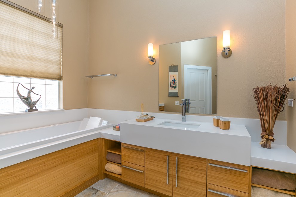 Idéer för att renovera ett mellanstort orientaliskt en-suite badrum, med släta luckor, skåp i mellenmörkt trä, ett japanskt badkar, en öppen dusch, vit kakel, tunnelbanekakel, beige väggar, skiffergolv, ett undermonterad handfat, bänkskiva i kvarts och med dusch som är öppen