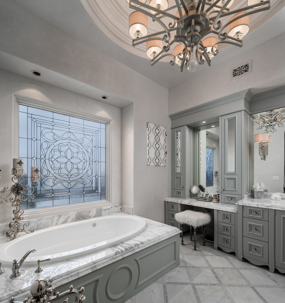 Идея дизайна: огромная главная ванная комната в стиле модернизм с фасадами островного типа, серыми фасадами, накладной ванной, душем в нише, раздельным унитазом, разноцветной плиткой, зеркальной плиткой, бежевыми стенами, полом из керамогранита, накладной раковиной, мраморной столешницей, разноцветным полом, душем с распашными дверями и разноцветной столешницей