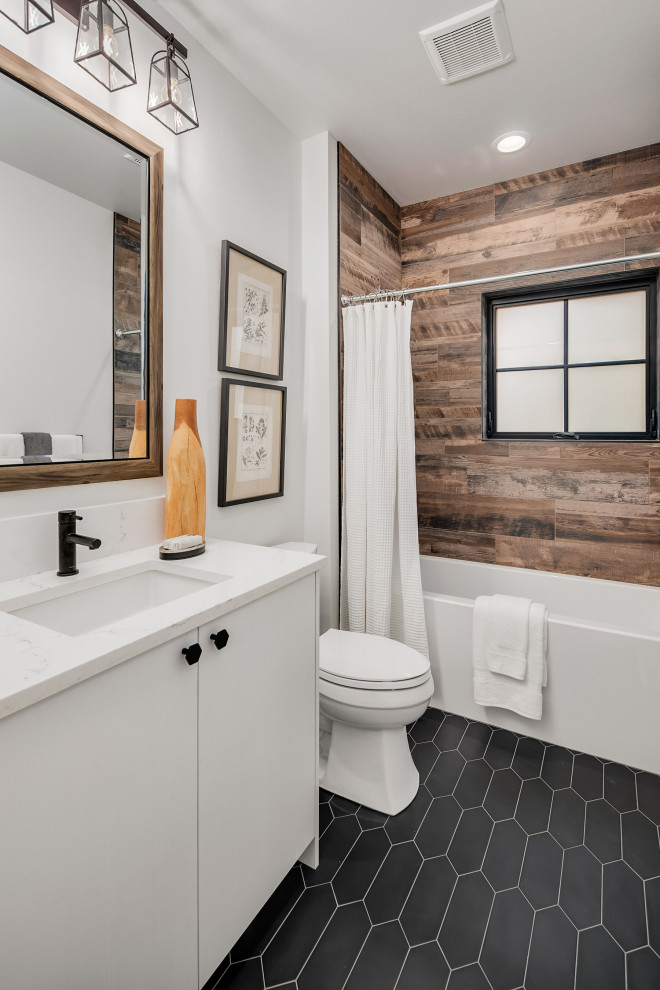 Exemple d'une grande salle de bain nature avec un placard à porte plane, des portes de placard blanches, un combiné douche/baignoire, un mur blanc, un lavabo encastré, un sol gris, une cabine de douche avec un rideau et un plan de toilette blanc.