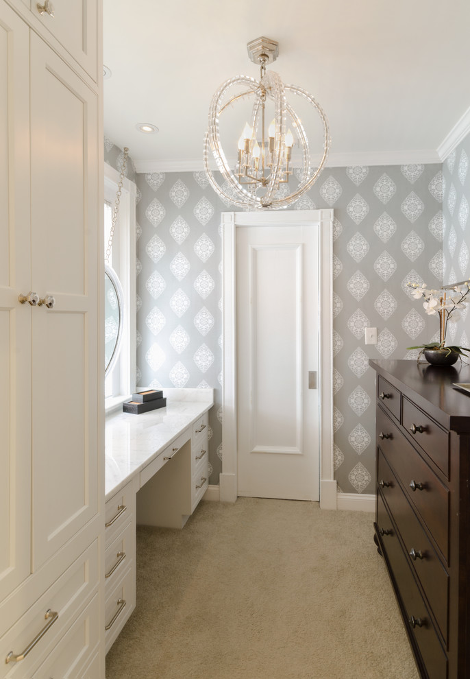 Exemple d'une salle de bain principale chic de taille moyenne avec un placard à porte shaker, des portes de placard blanches, un carrelage gris, un mur gris, un plan de toilette en marbre et un sol beige.