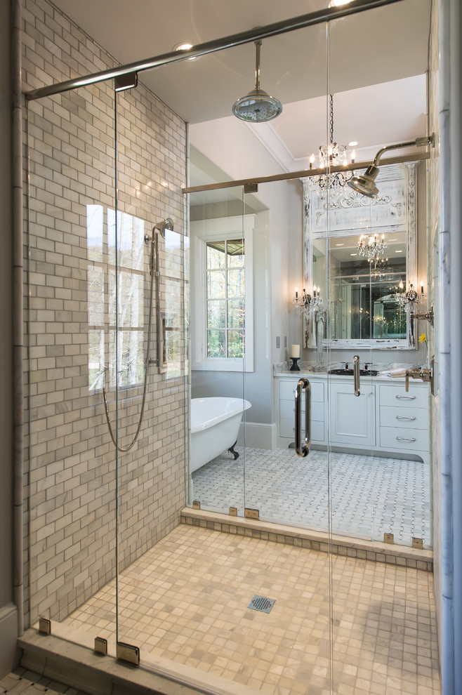Стильный дизайн: большая главная ванная комната в классическом стиле с плоскими фасадами, серыми фасадами, ванной на ножках, двойным душем, серой плиткой, мраморной плиткой, серыми стенами, мраморным полом и мраморной столешницей - последний тренд