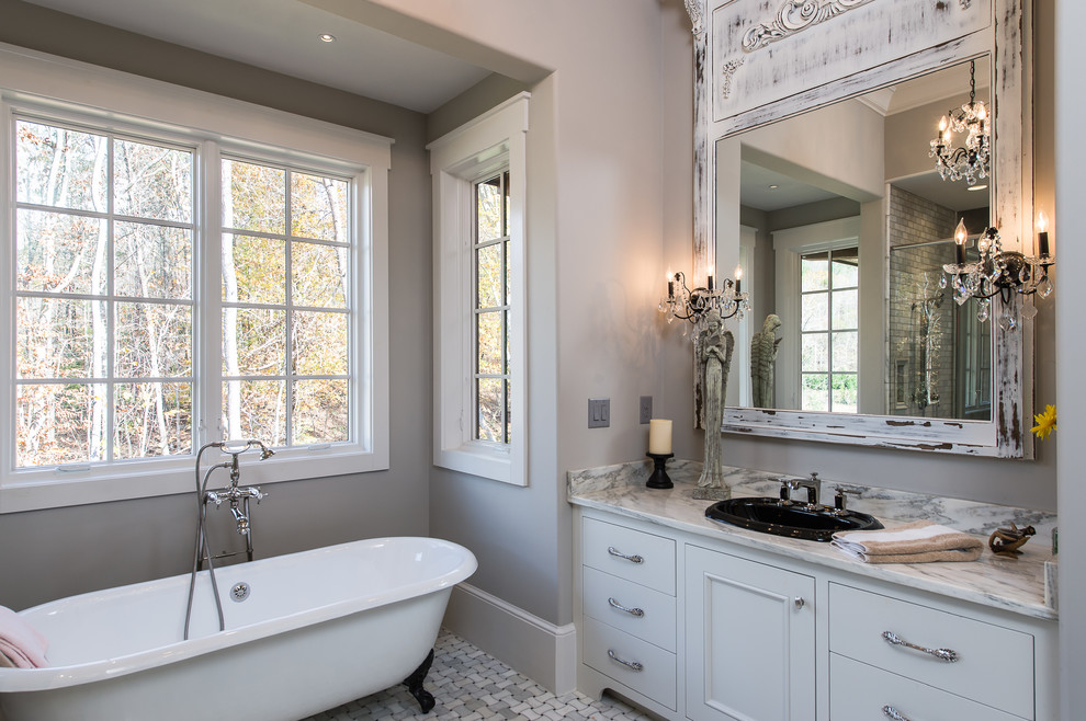Exempel på ett stort klassiskt en-suite badrum, med släta luckor, grå skåp, ett badkar med tassar, grå kakel, marmorkakel, grå väggar, marmorgolv och marmorbänkskiva