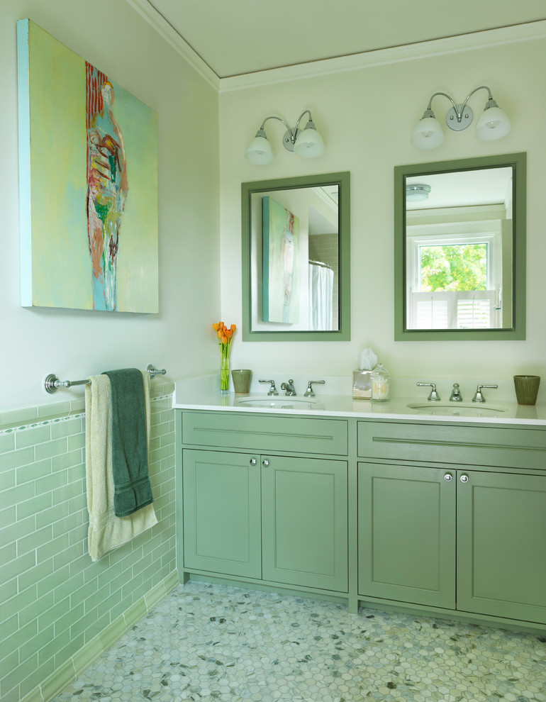 Diseño de cuarto de baño clásico con lavabo bajoencimera, armarios estilo shaker, puertas de armario verdes, baldosas y/o azulejos verdes y paredes beige