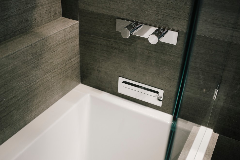 На фото: ванная комната среднего размера в современном стиле с ванной в нише, душем над ванной, коричневой плиткой, коричневыми стенами, душевой кабиной, подвесной раковиной и открытым душем