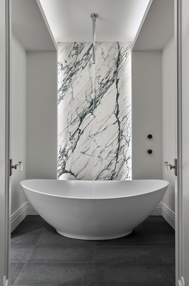 Источник вдохновения для домашнего уюта: большая главная ванная комната в стиле модернизм с отдельно стоящей ванной, серой плиткой, белой плиткой, мраморной плиткой, серыми стенами, полом из сланца и серым полом