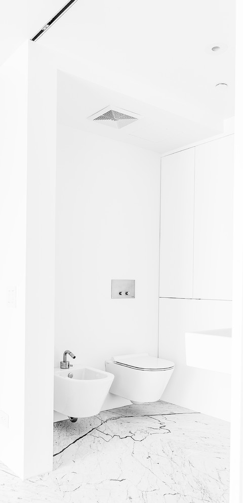 Inspiration för stora moderna en-suite badrum, med en vägghängd toalettstol, marmorgolv, vita väggar och grått golv