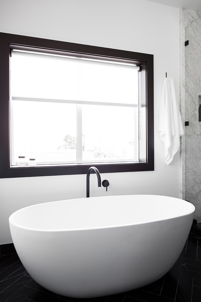 Idées déco pour une salle de bain principale contemporaine de taille moyenne avec une baignoire indépendante, une douche d'angle, un carrelage gris, un carrelage blanc, du carrelage en marbre, un sol marron et une cabine de douche à porte battante.