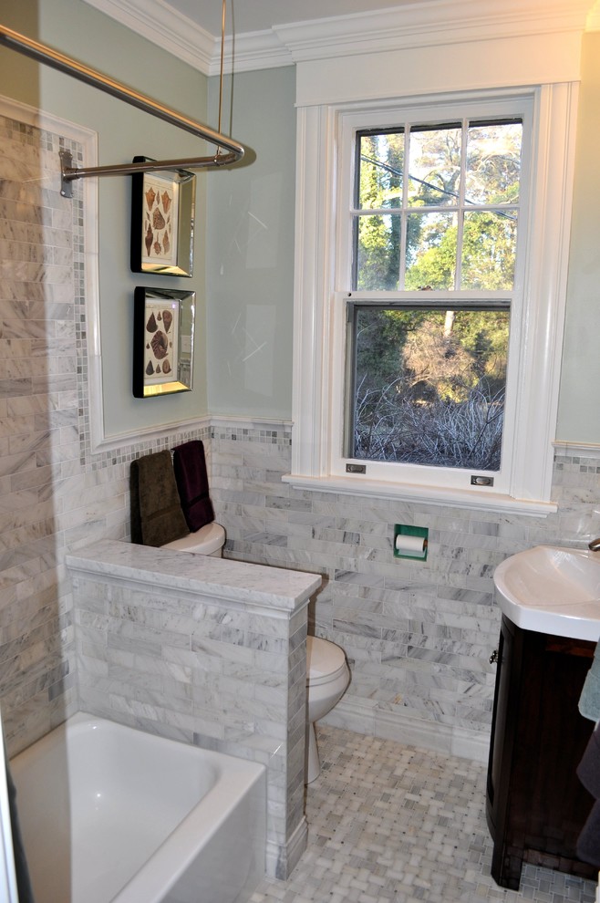 Bild på ett litet vintage en-suite badrum, med möbel-liknande, skåp i mörkt trä, ett badkar i en alkov, en dusch/badkar-kombination, en toalettstol med separat cisternkåpa, grå kakel, marmorkakel, gröna väggar, mosaikgolv, ett fristående handfat, grått golv och dusch med duschdraperi