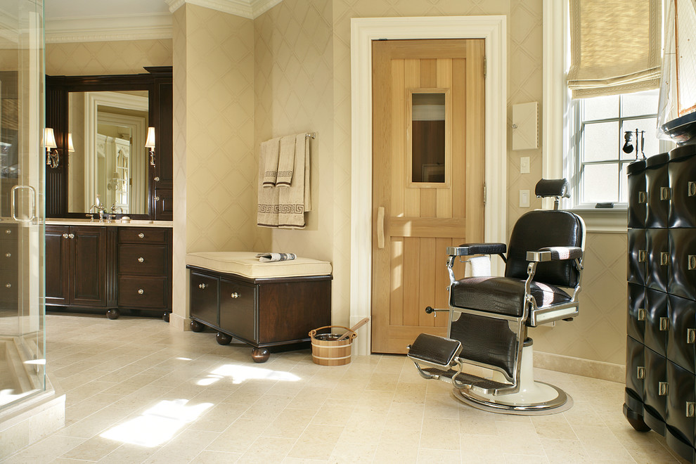 Diseño de cuarto de baño tradicional con armarios con paneles con relieve, puertas de armario de madera en tonos medios y baldosas y/o azulejos beige