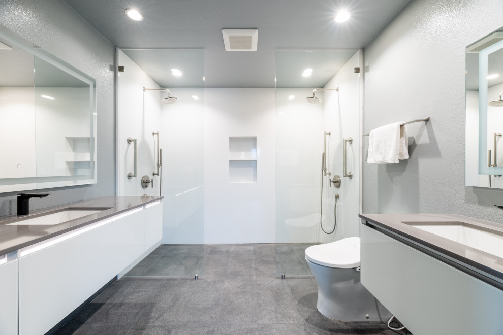Idéer för stora funkis grått en-suite badrum, med släta luckor, vita skåp, en dubbeldusch, en bidé, vit kakel, grå väggar, klinkergolv i keramik, ett undermonterad handfat, bänkskiva i kvartsit, grått golv och med dusch som är öppen