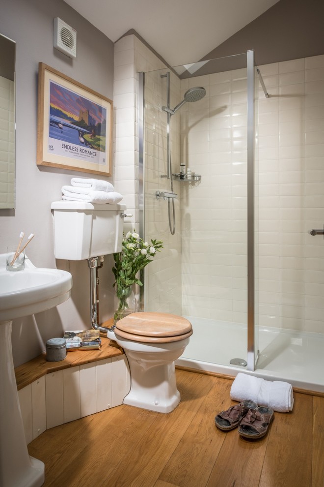 Modelo de cuarto de baño actual de tamaño medio con ducha abierta, paredes grises y ducha abierta