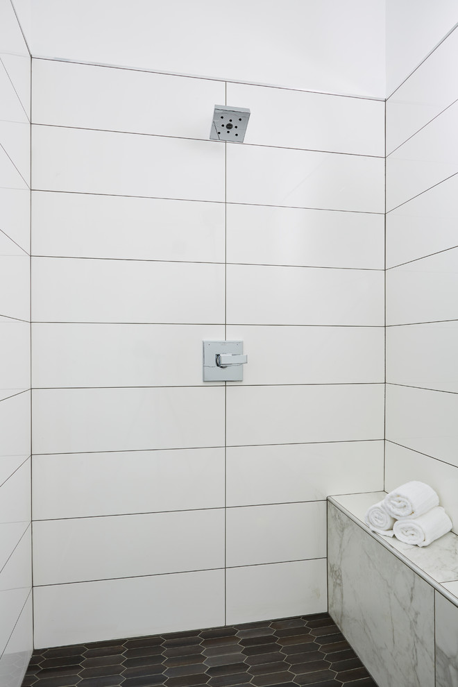Idéer för ett mycket stort modernt vit en-suite badrum, med släta luckor, skåp i ljust trä, en dubbeldusch, gul kakel, keramikplattor, vita väggar, klinkergolv i keramik, ett fristående handfat, bänkskiva i kvarts, svart golv och dusch med gångjärnsdörr