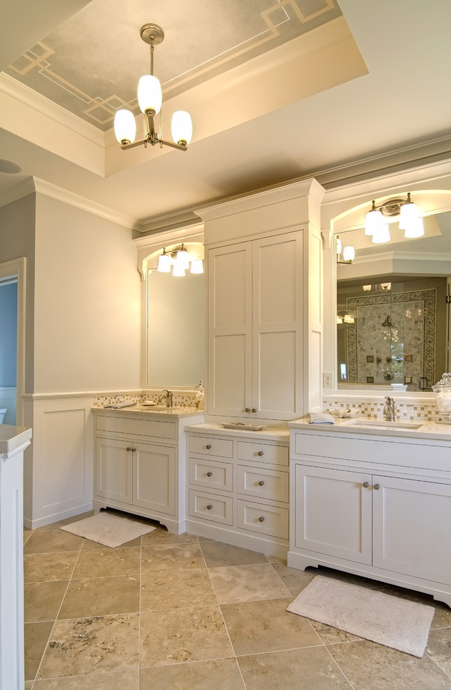 Diseño de cuarto de baño tradicional con armarios estilo shaker, puertas de armario blancas, baldosas y/o azulejos beige y baldosas y/o azulejos en mosaico