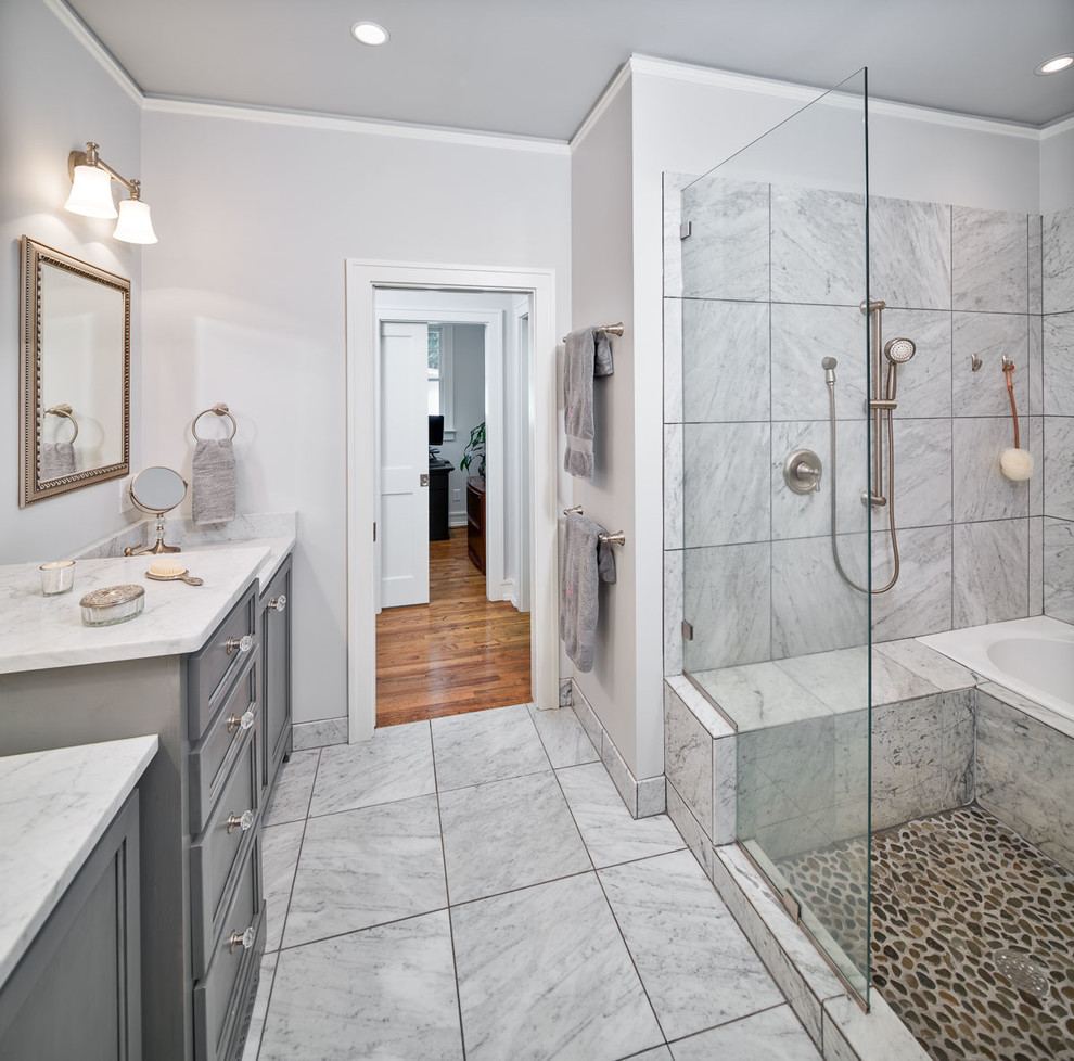 Idéer för ett mellanstort klassiskt en-suite badrum, med ett undermonterad handfat, luckor med infälld panel, grå skåp, marmorbänkskiva, ett platsbyggt badkar, en dusch i en alkov, en toalettstol med separat cisternkåpa, grå kakel, stenkakel, vita väggar och marmorgolv