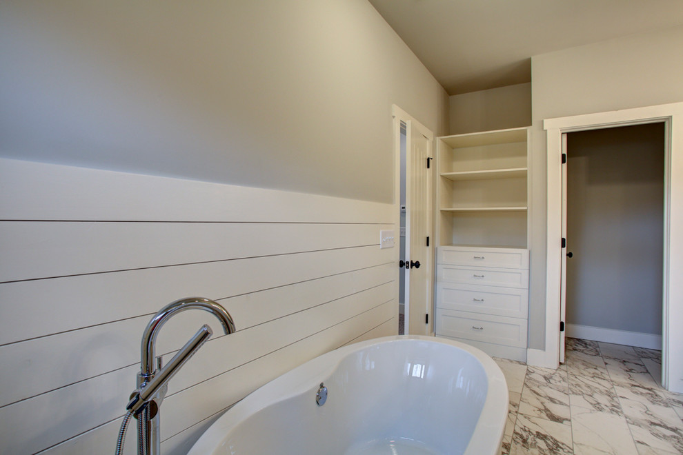 Foto på ett mellanstort funkis badrum, med skåp i shakerstil, vita skåp, ett fristående badkar, en hörndusch, svart och vit kakel, keramikplattor, grå väggar, klinkergolv i keramik, ett undermonterad handfat och granitbänkskiva