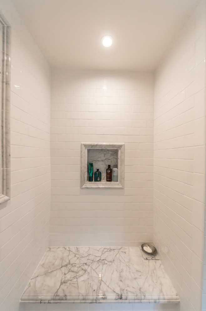 Свежая идея для дизайна: главная ванная комната среднего размера в стиле кантри с фасадами с утопленной филенкой, белыми фасадами, ванной на ножках, двойным душем, раздельным унитазом, белой плиткой, плиткой кабанчик, серыми стенами, полом из мозаичной плитки, врезной раковиной и мраморной столешницей - отличное фото интерьера
