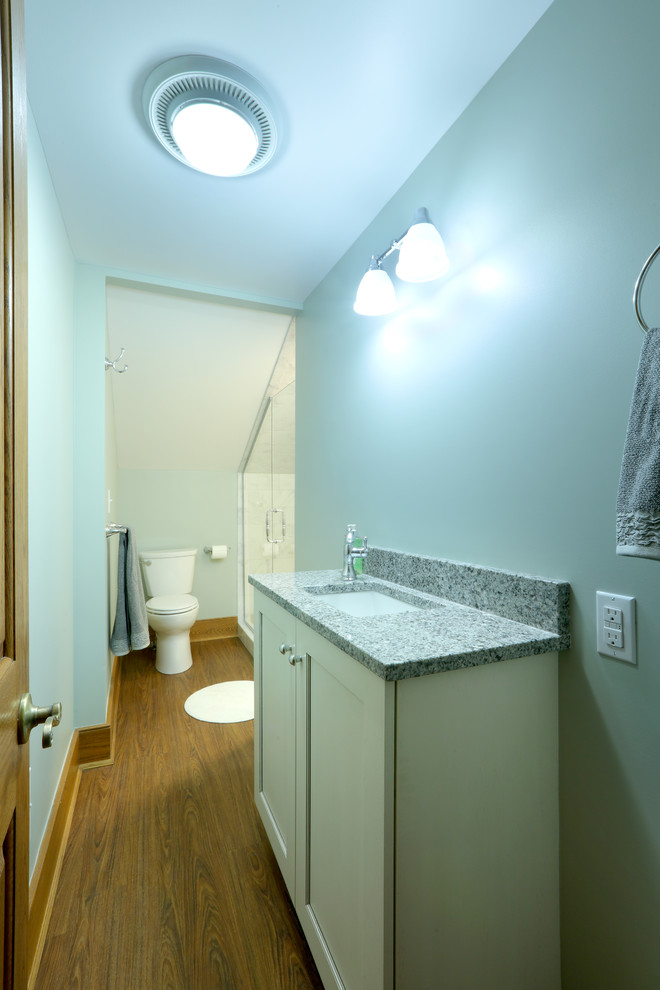 Réalisation d'une salle de bain champêtre avec une baignoire sur pieds, un combiné douche/baignoire, un mur bleu et aucune cabine.