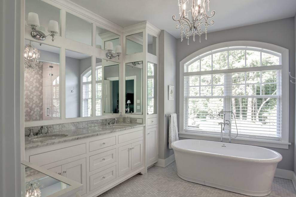 Foto de cuarto de baño principal, doble y a medida de estilo de casa de campo grande con armarios con paneles lisos, puertas de armario blancas, bañera exenta, encimera de granito y encimeras grises