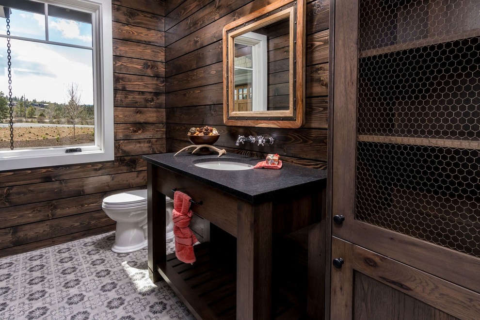 Ejemplo de cuarto de baño de estilo de casa de campo de tamaño medio con armarios abiertos, puertas de armario marrones, suelo de baldosas de cerámica, lavabo bajoencimera, encimera de granito y suelo gris