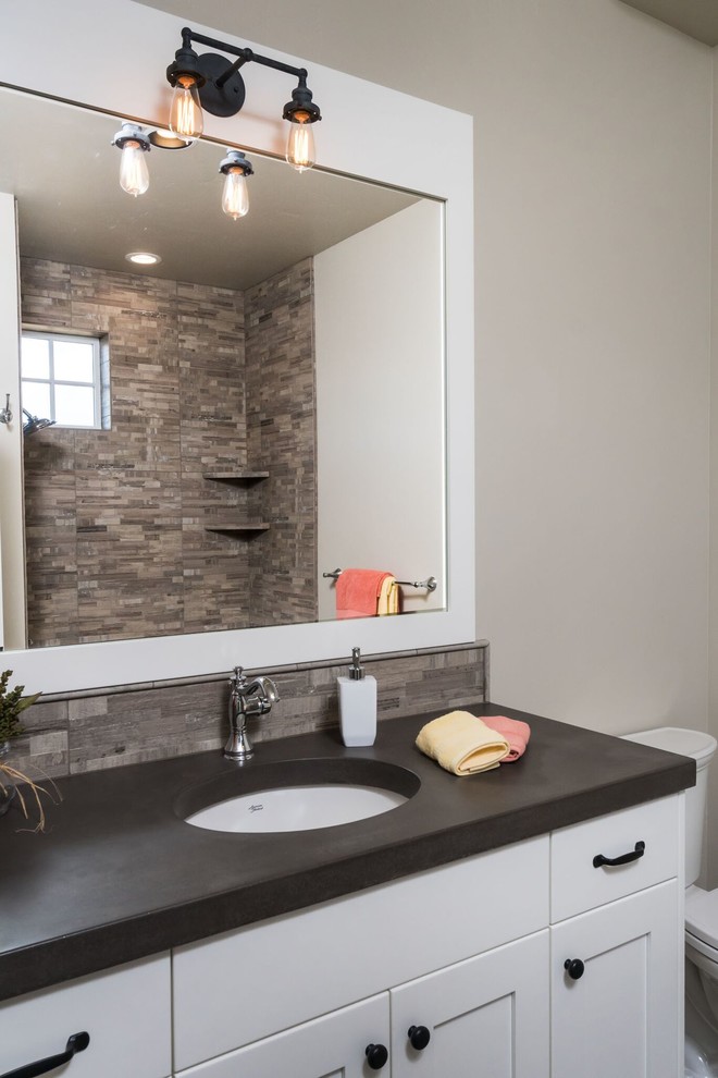 Inredning av ett lantligt mellanstort badrum, med skåp i shakerstil, vita skåp, grå väggar, ett undermonterad handfat och bänkskiva i betong