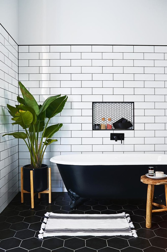 Идея дизайна: главная ванная комната среднего размера в стиле кантри с открытыми фасадами, черными фасадами, ванной на ножках, открытым душем, унитазом-моноблоком, белой плиткой, керамической плиткой, белыми стенами, полом из керамической плитки, настольной раковиной, мраморной столешницей, черным полом и открытым душем