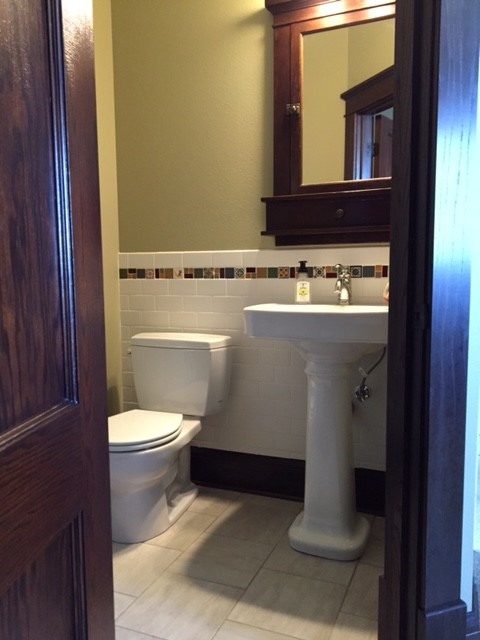 Идея дизайна: ванная комната в стиле кантри с зелеными стенами и раковиной с пьедесталом