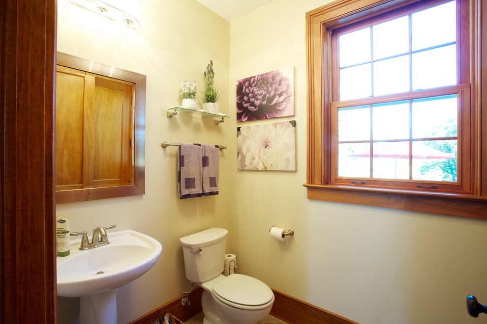 Esempio di una piccola stanza da bagno country con lavabo a colonna e WC a due pezzi