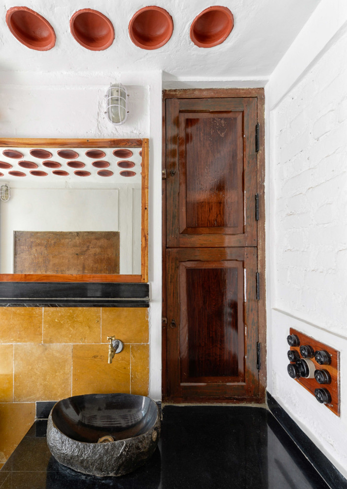 Exempel på ett stort lantligt svart svart en-suite badrum, med möbel-liknande, skåp i mörkt trä, ett badkar i en alkov, en öppen dusch, en toalettstol med hel cisternkåpa, flerfärgad kakel, stenkakel, flerfärgade väggar, skiffergolv, ett konsol handfat, granitbänkskiva, grönt golv och dusch med gångjärnsdörr