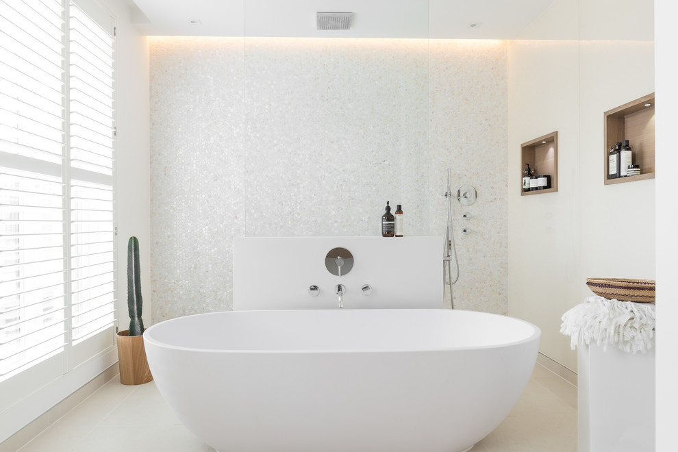 Réalisation d'une grande salle de bain principale design avec une baignoire indépendante, un mur blanc et une douche à l'italienne.