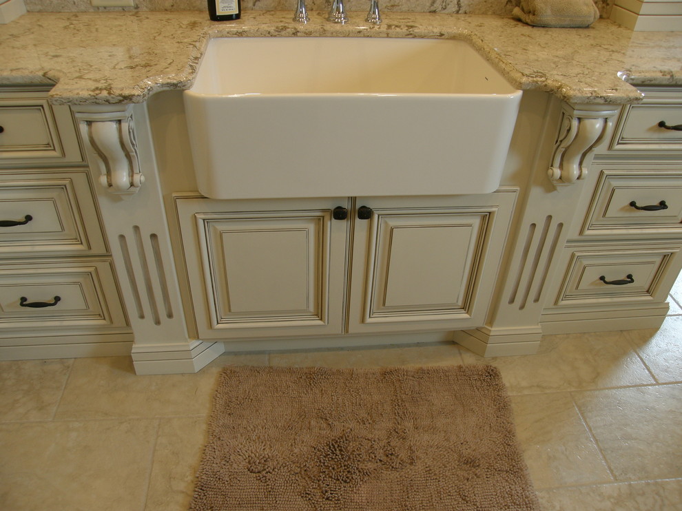 Exempel på ett litet klassiskt en-suite badrum, med luckor med upphöjd panel, vita skåp, beige kakel, keramikplattor, vita väggar, klinkergolv i keramik, granitbänkskiva, ett platsbyggt badkar och en dusch i en alkov