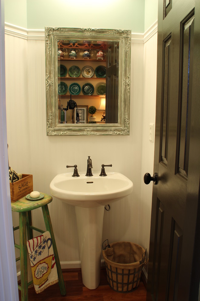 Idéer för att renovera ett shabby chic-inspirerat badrum, med ett piedestal handfat