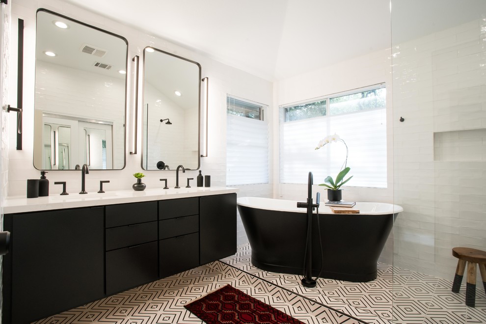 Пример оригинального дизайна: главная ванная комната в стиле модернизм с плоскими фасадами, черными фасадами, отдельно стоящей ванной, белой плиткой, керамогранитной плиткой, белыми стенами, врезной раковиной, столешницей из искусственного кварца, белой столешницей, открытым душем, полом из цементной плитки, белым полом и открытым душем