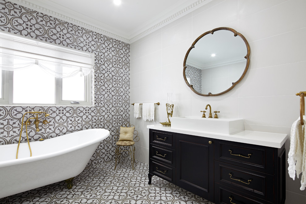 Пример оригинального дизайна: главная ванная комната в викторианском стиле с черными фасадами, ванной на ножках, бежевой плиткой, белой плиткой, керамической плиткой, настольной раковиной и фасадами с утопленной филенкой