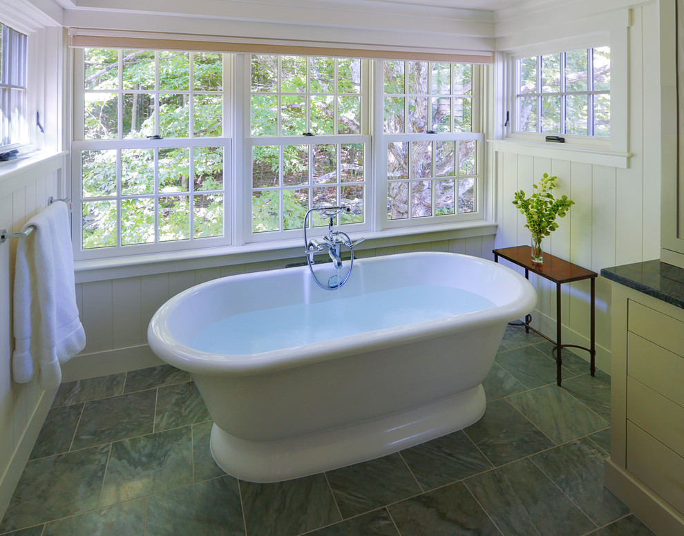 Immagine di una stanza da bagno padronale country con ante in stile shaker, vasca freestanding, doccia alcova, WC monopezzo, piastrelle in gres porcellanato, lavabo sottopiano e top in marmo