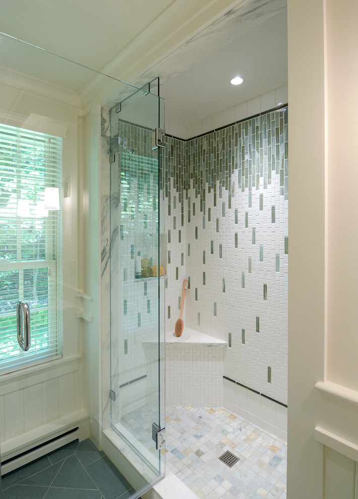 Esempio di una stanza da bagno padronale country con ante in stile shaker, doccia alcova, WC monopezzo, piastrelle in gres porcellanato, lavabo sottopiano e top in marmo