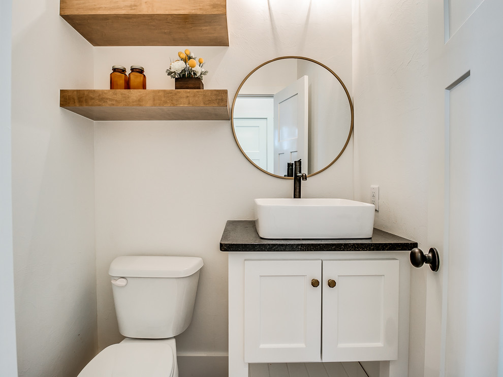 Inspiration för mellanstora lantliga badrum med dusch, med skåp i shakerstil, svarta skåp, en toalettstol med hel cisternkåpa, vita väggar, mellanmörkt trägolv, ett undermonterad handfat, granitbänkskiva och brunt golv