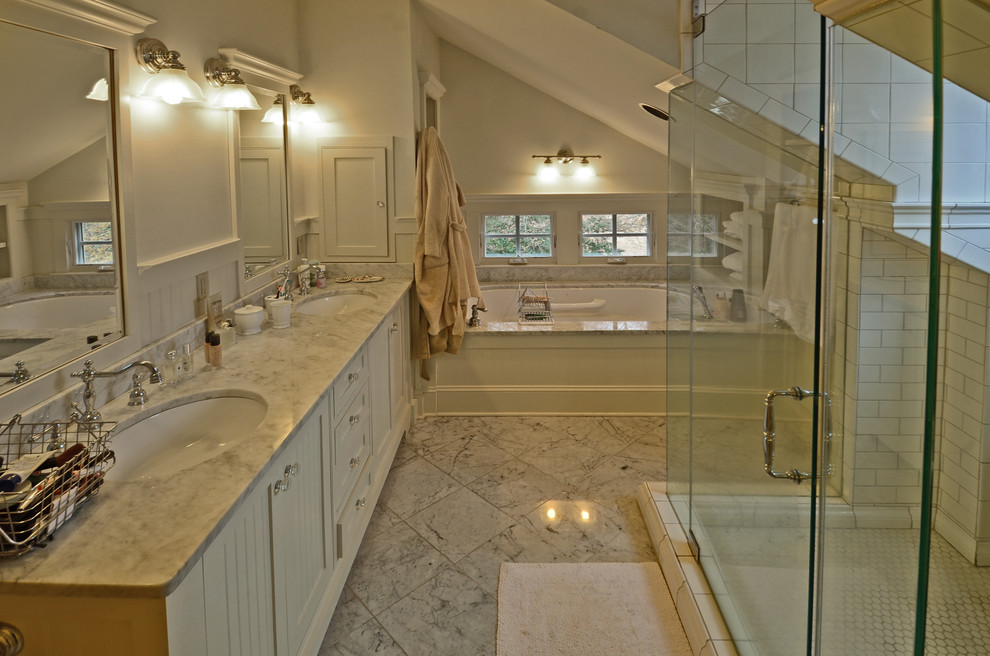 Inredning av ett lantligt en-suite badrum, med luckor med infälld panel, vita skåp, ett hörnbadkar, en dusch i en alkov, vit kakel, tunnelbanekakel, vita väggar, klinkergolv i porslin, ett undermonterad handfat och bänkskiva i kalksten