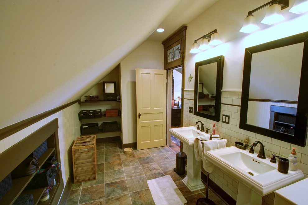 Foto de cuarto de baño de estilo de casa de campo con lavabo con pedestal y baldosas y/o azulejos de cemento