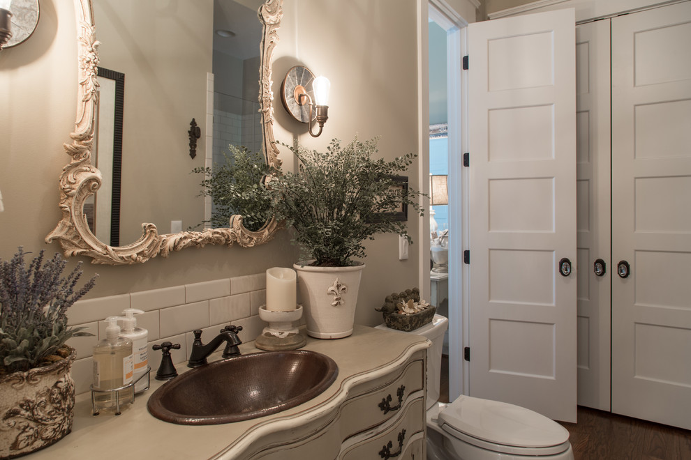 Foto på ett mellanstort lantligt badrum med dusch, med möbel-liknande, skåp i slitet trä, en dusch i en alkov, en toalettstol med separat cisternkåpa, vit kakel, porslinskakel, grå väggar, mörkt trägolv, ett nedsänkt handfat och träbänkskiva