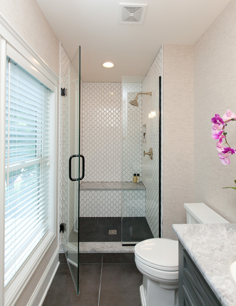 Пример оригинального дизайна: маленькая ванная комната в стиле кантри с серыми фасадами, раздельным унитазом, бежевыми стенами, полом из керамической плитки, врезной раковиной, столешницей из оникса, коричневым полом, душем с распашными дверями, серой столешницей, фасадами островного типа, душем в нише, белой плиткой, керамической плиткой, душевой кабиной, сиденьем для душа, тумбой под одну раковину, напольной тумбой и обоями на стенах для на участке и в саду